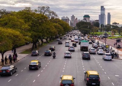 Mehrspurige Straße in Buenos Aires im Feierabendverkehr