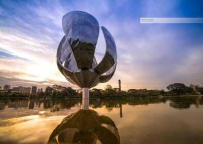 Morgenlicht an der Floralis Genérica in Buenos Aires