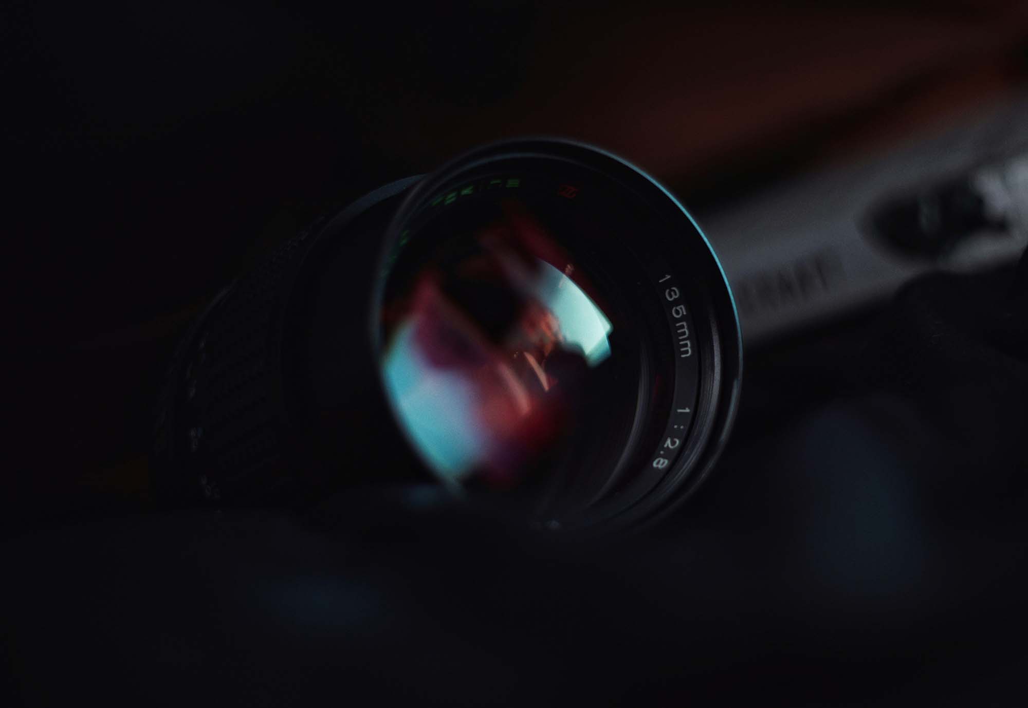 Alle Festbrennweiten für Sony E-Mount