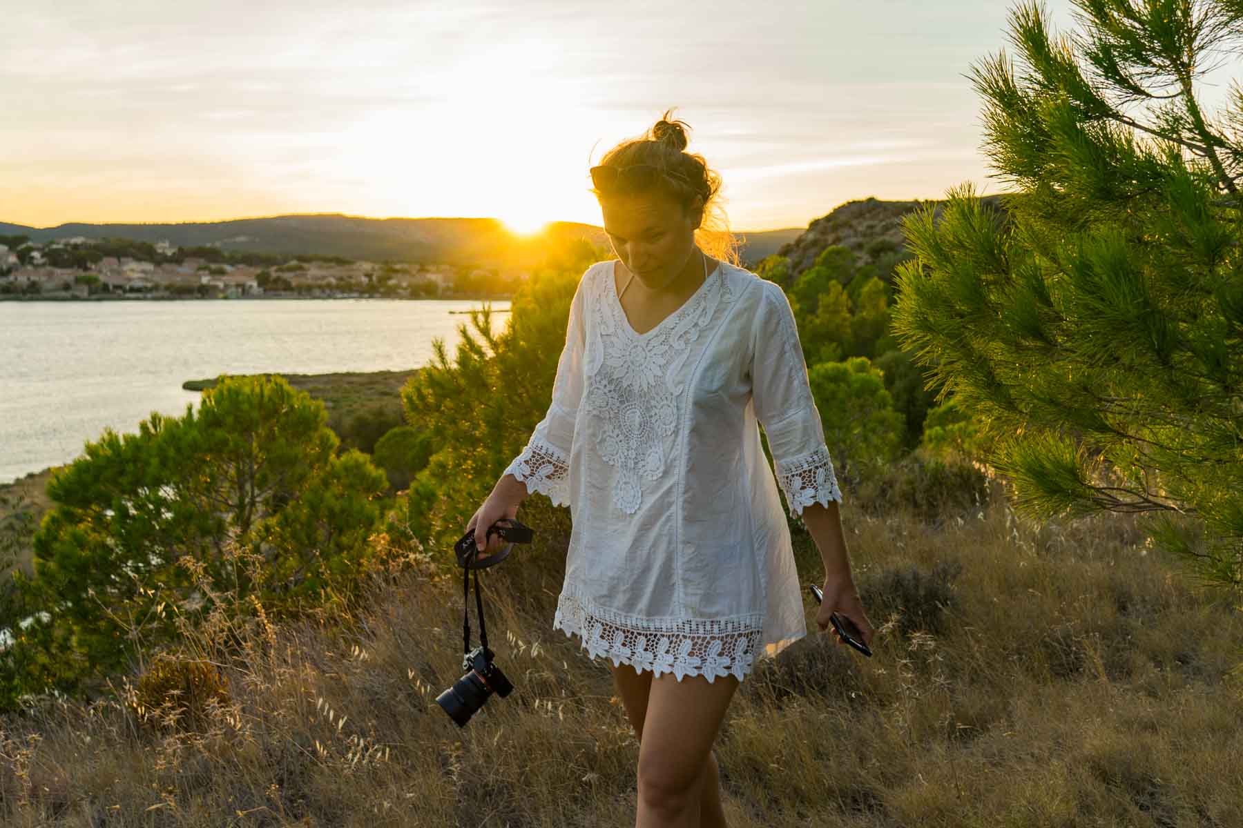 Sony FE 85mm f/1.8 Reisefotografie — Fotografin mit Sony Kamera Sonnenuntergang Südfrankreich