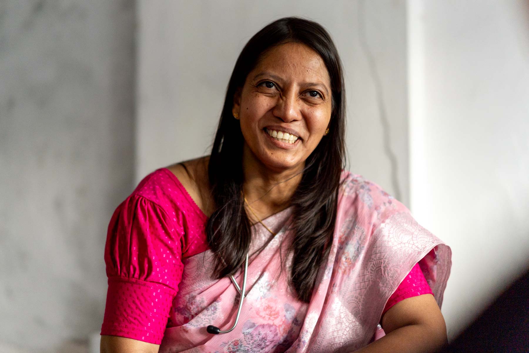 Sony FE 85mm f/1.8 Portrait Indien — Ärztin bei Tageslicht, f/1.8, saubere Freistellung