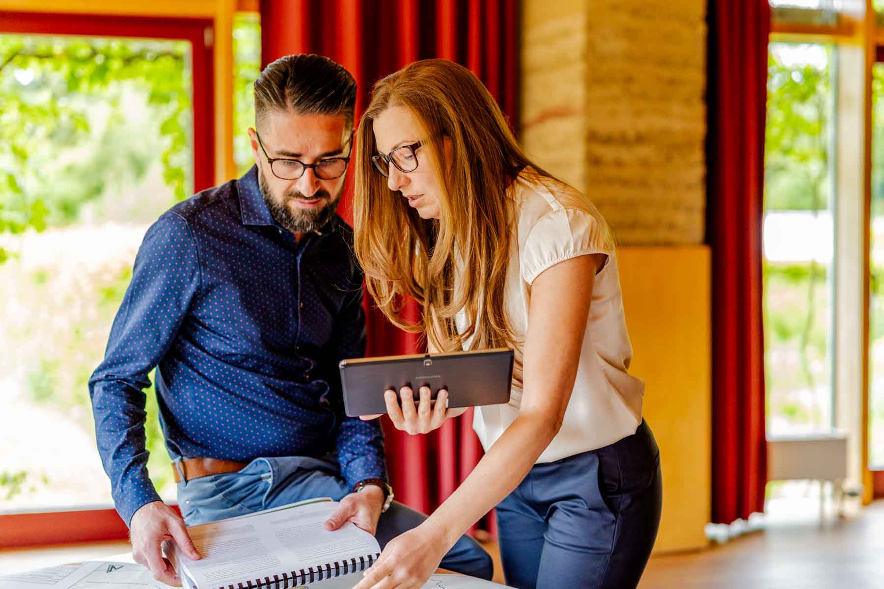 Sony FE 85mm f/1.8 Business Portrait — zwei Personen mit Tablet, natürliches Licht, Freistellung