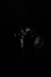 Sony A7 Kamera mit Objektiv auf schwarzem Hintergrund — beste Objektive für Sony A7-Serie