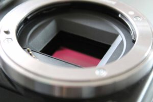 Kamera und Reinigungszubehör zum Reinigen von Objektiv und Sensor